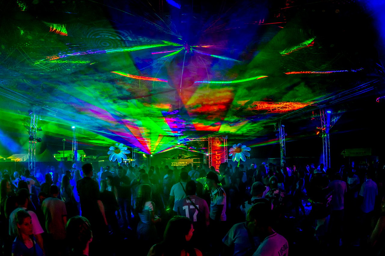 Die XPedition Stage: bunte Laser und psychedelische Deko über den tanzenden Besucher.